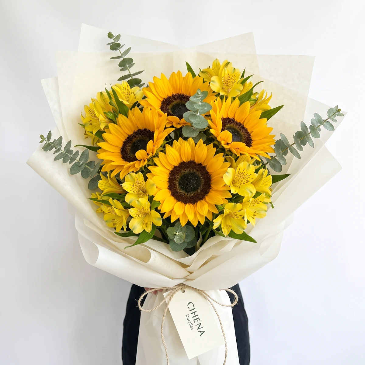 Ramo artesanal de girasoles y astromelias amarillas preparado por CIHENA Detalles